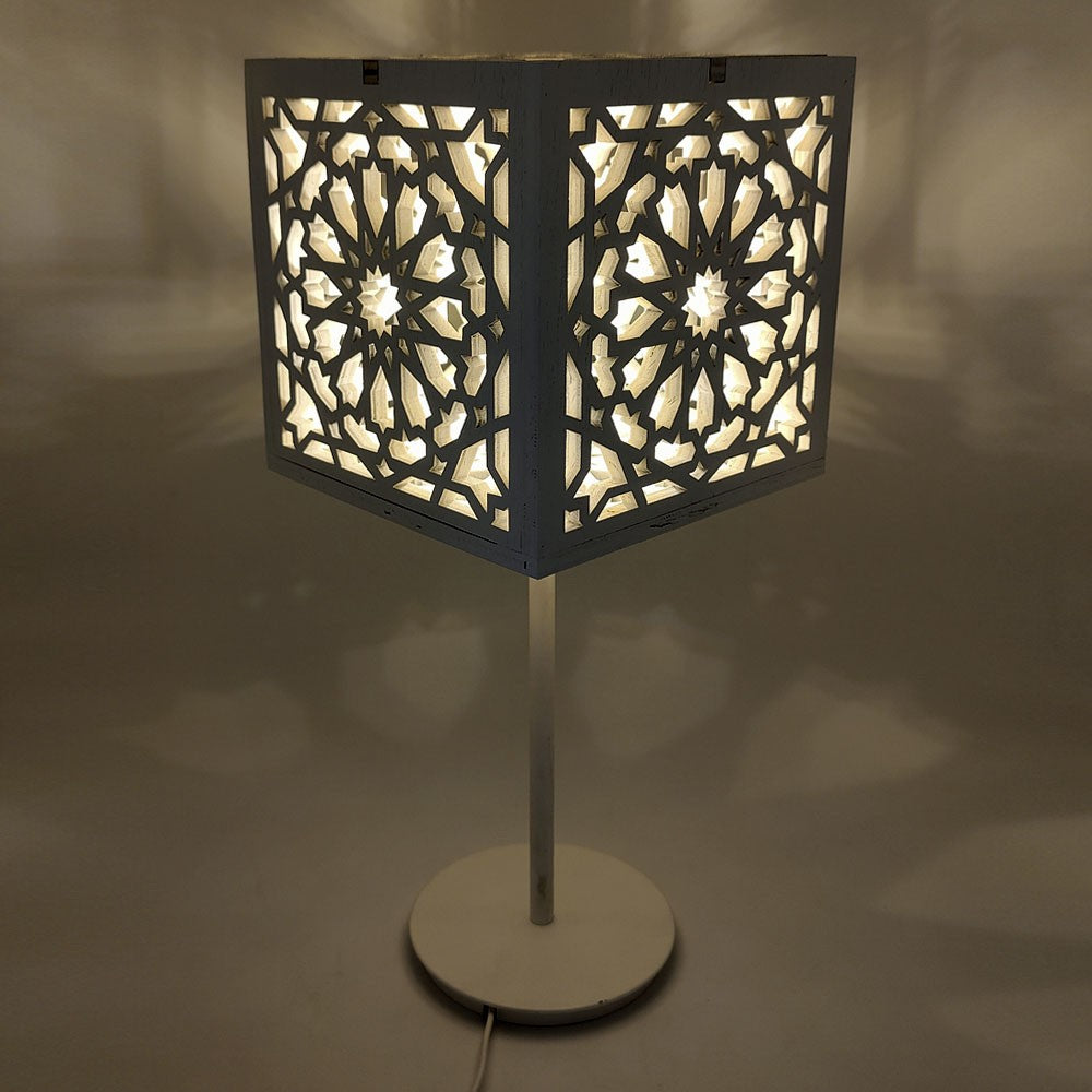 Lampara Minimalista Sobre Mesa Celosia Árabe - Geometría Árabe - Color Blanco - Modelo Mukaeab