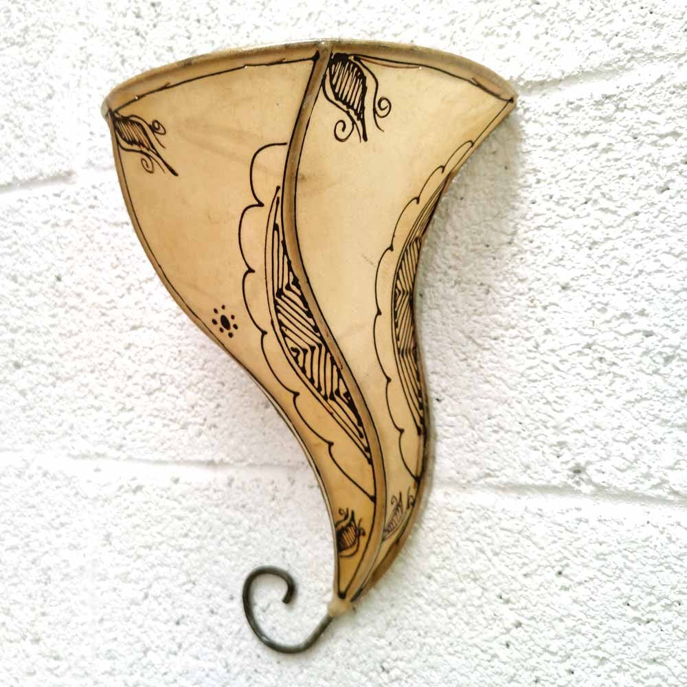 Aplique Pantalla de Piel Pintado con Henna - Decoración Andalusí - Artesanía Marroquí - Modelo Aadein