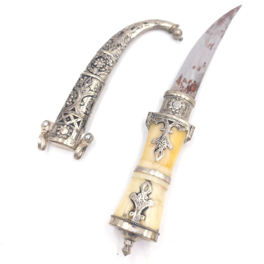Daga o Puñal Estilo Árabe Artesanía Marroquí Ornamental Hueso y Alpaca Repujada Modelo Aladhmu