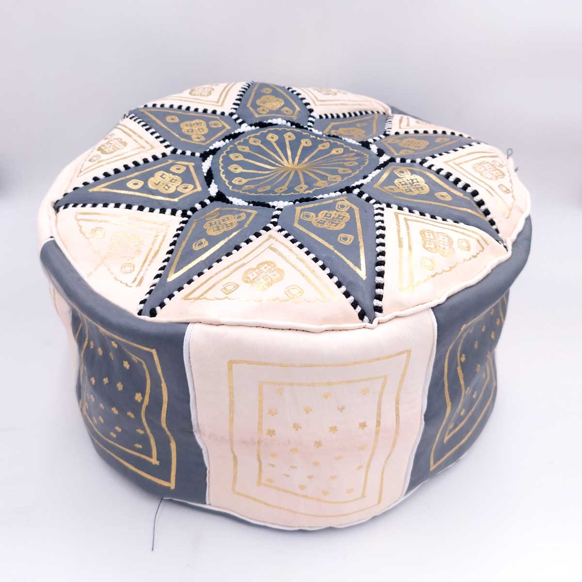 Puff Árabe Cuero 100% - Gris Artesanía Marroquí - Modelo Laun Ramadi