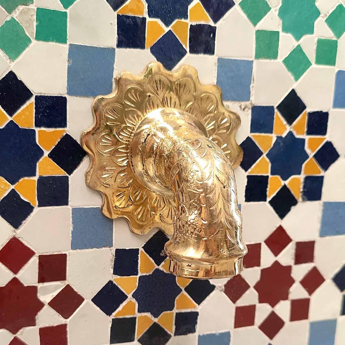 Fuente de Terraza o Jardín Mosaico Morisco de Azulejo Zellige Andalusí - Modelo Al karawi