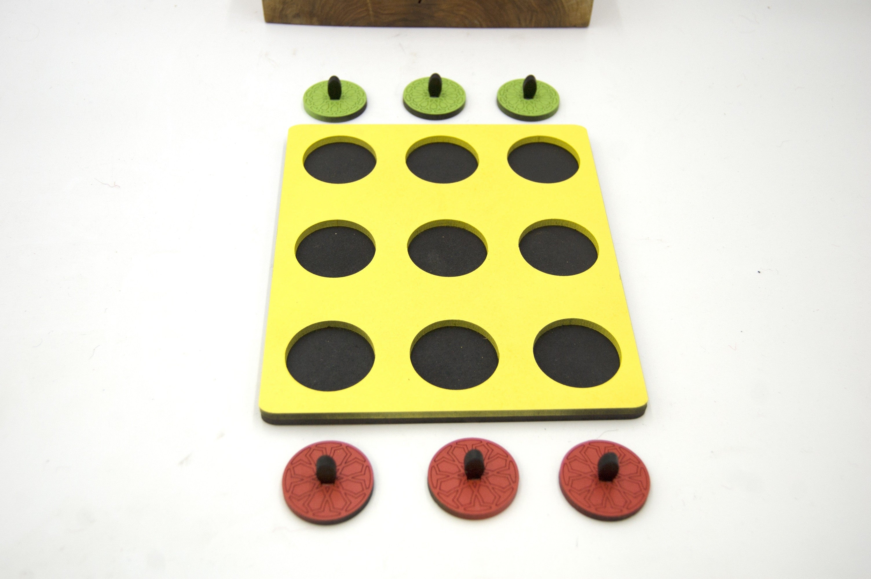Juego de Tres en Raya con Fichas de Celosía Árabe