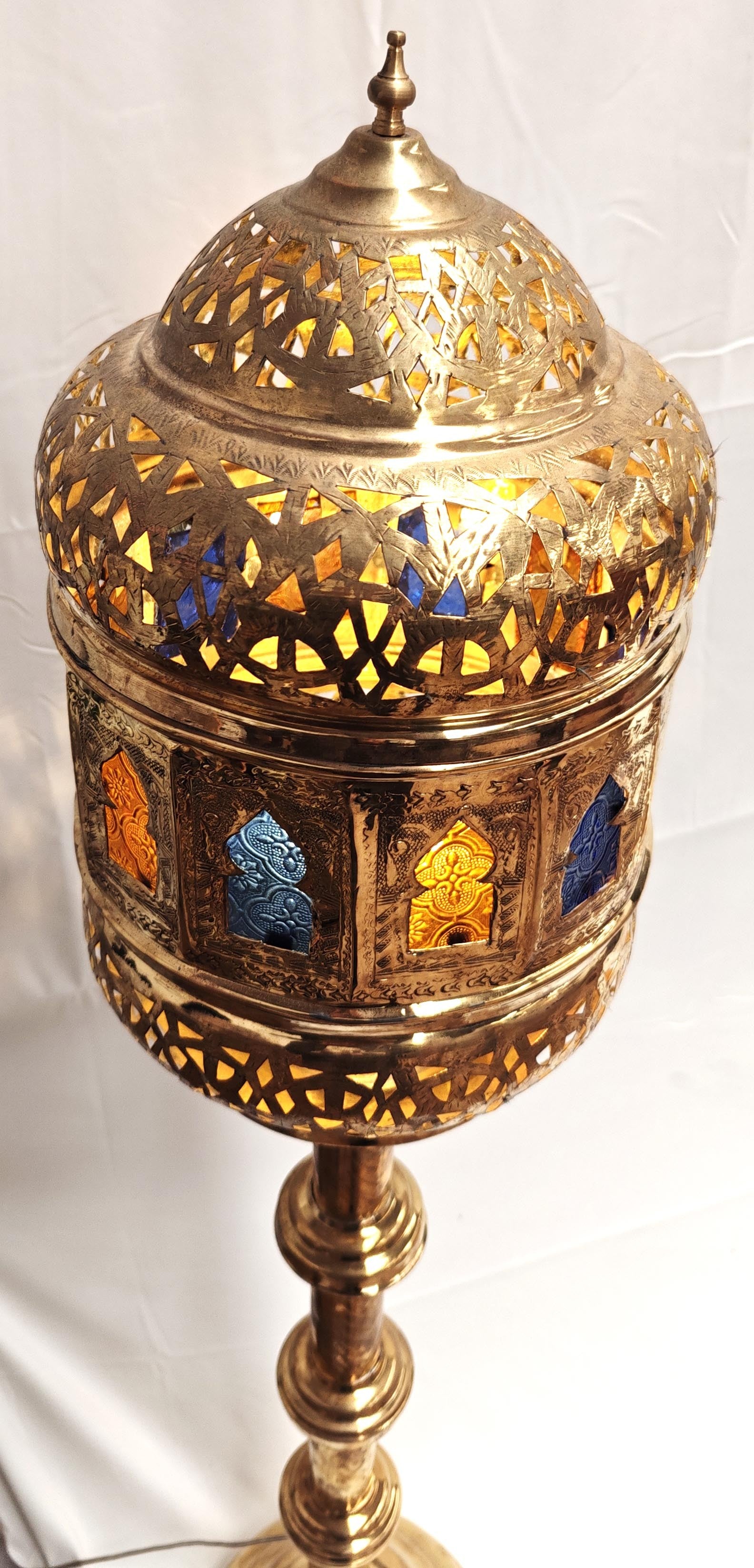 Lámpara de Pie Árabe en Dorado con Cristales Multicolores – Modelo Shamja