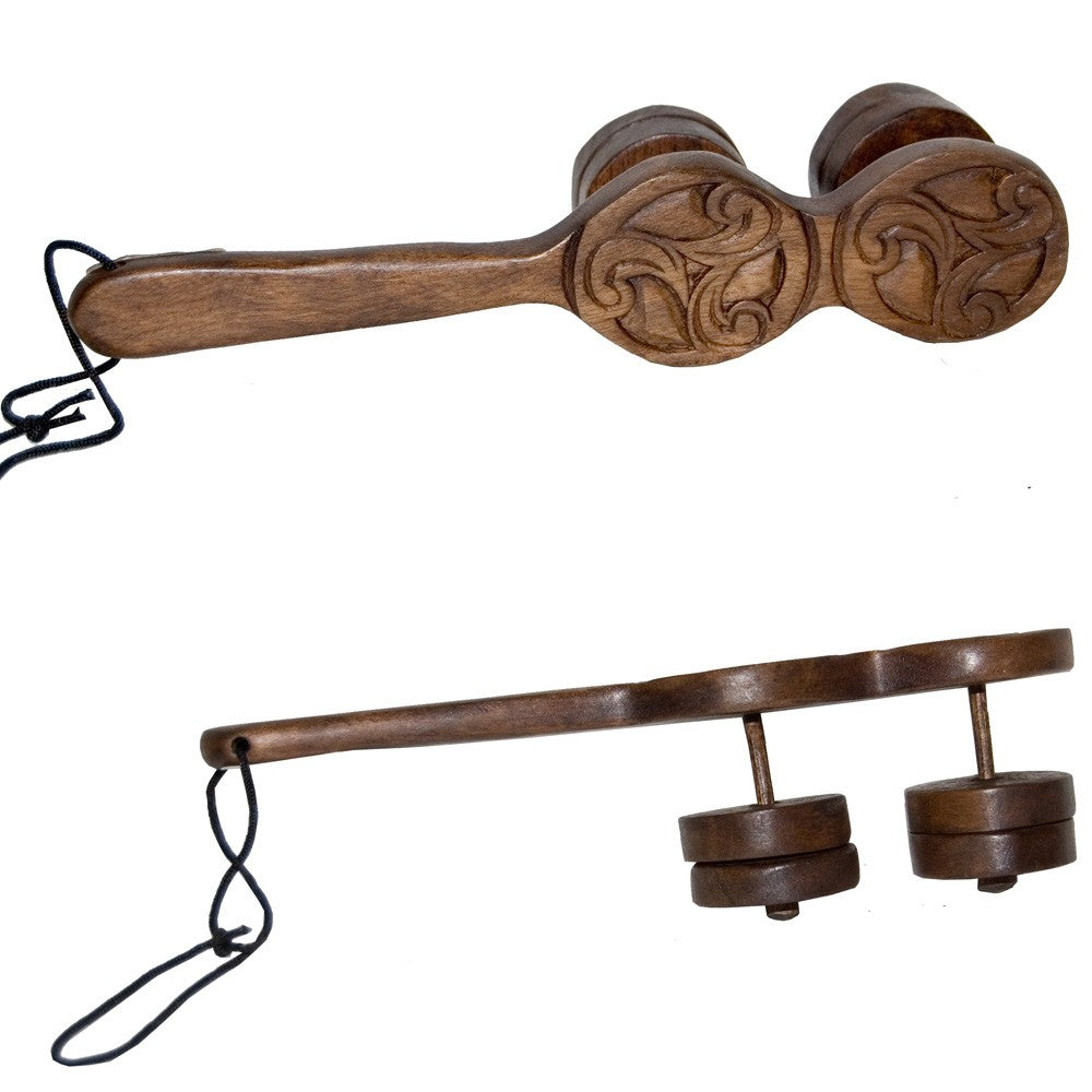 Maraca Celta Trisquel - Madera Grabado Celta - Colgante - 23 cm