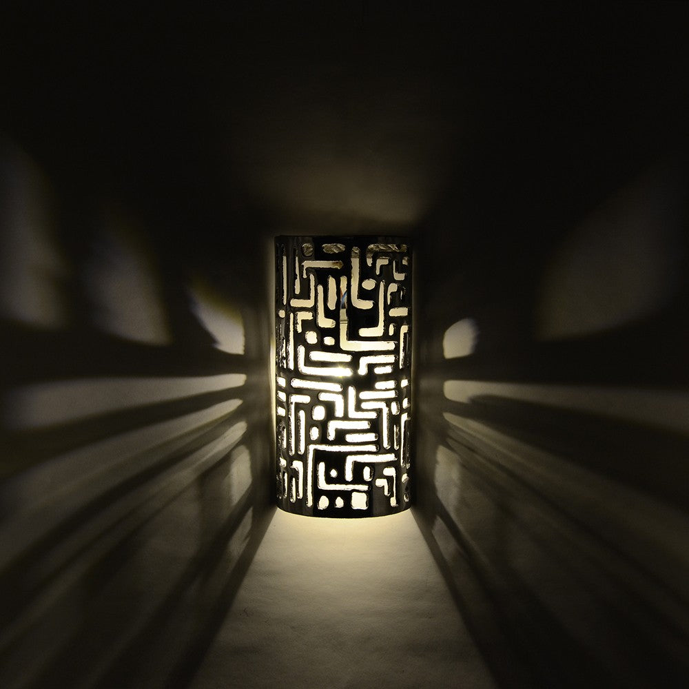 Aplique Pared Alumino Calado - Escritura Kúfica - Acabado Pulido - 22 cm