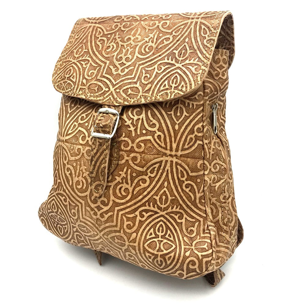 Mochila Cuero Repujada Pequeña - Modelo Camel - 6 Bolsillos