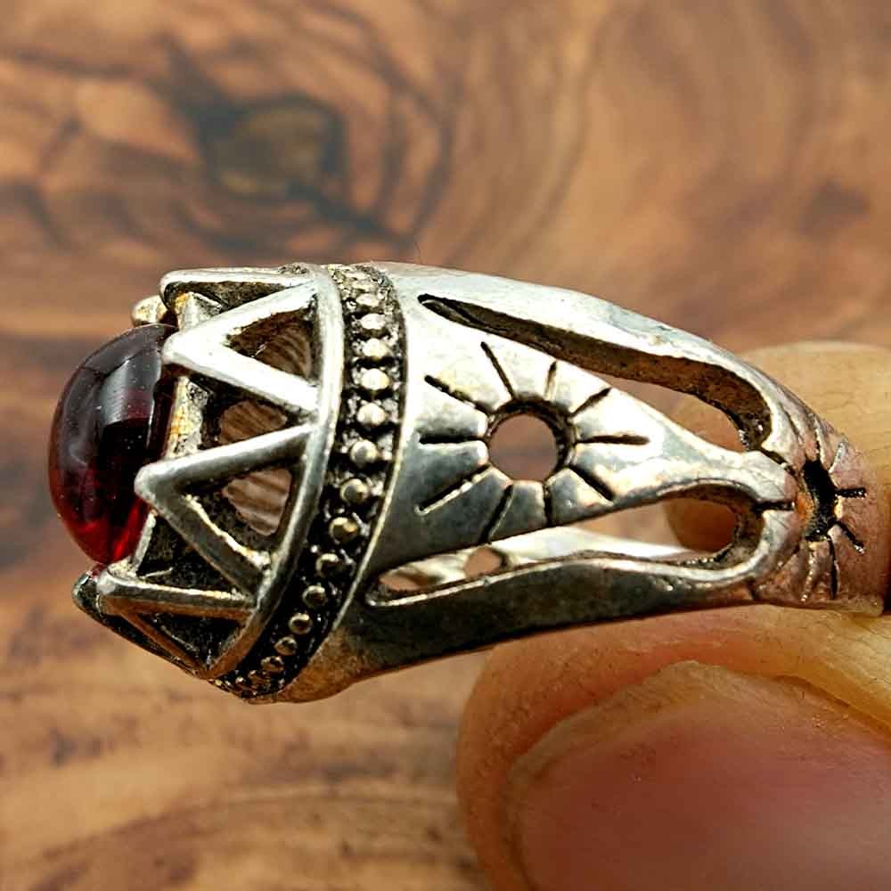Anillo Unisex Aleación Inox - Piedra Roja - Estilo Medieval Gótico - Modelo Sitta Ashrin Ahmar
