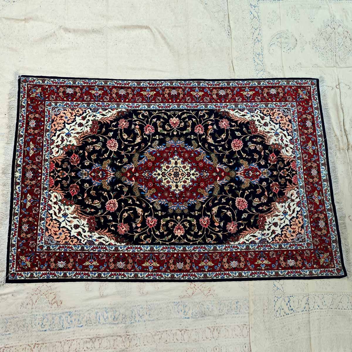 Alfombra Persa Isfahan de Diseño Floral - Artesanía Excepcional del Medio Oriente