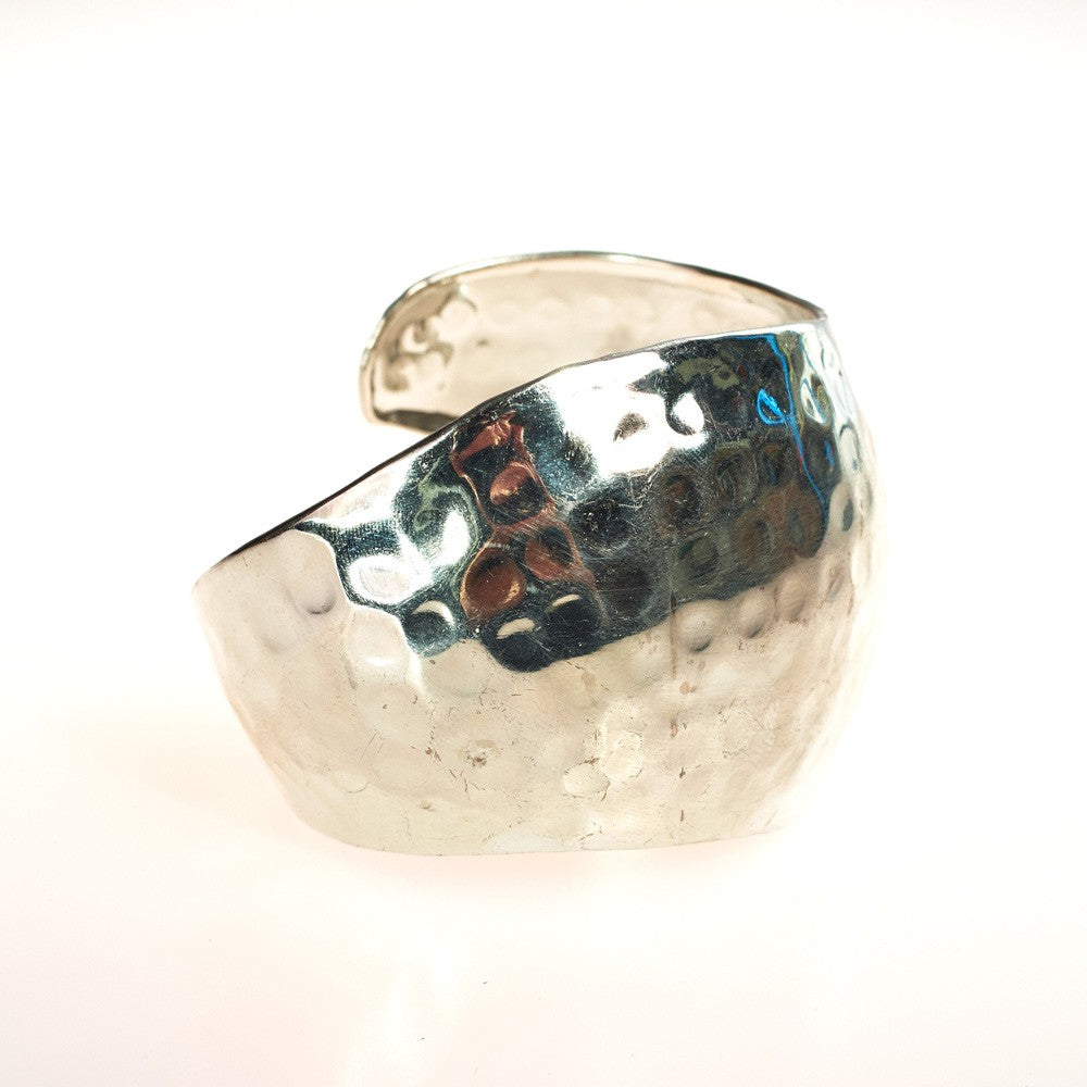 Brazalete Plateado - Remachado  - Diseño Ondulado