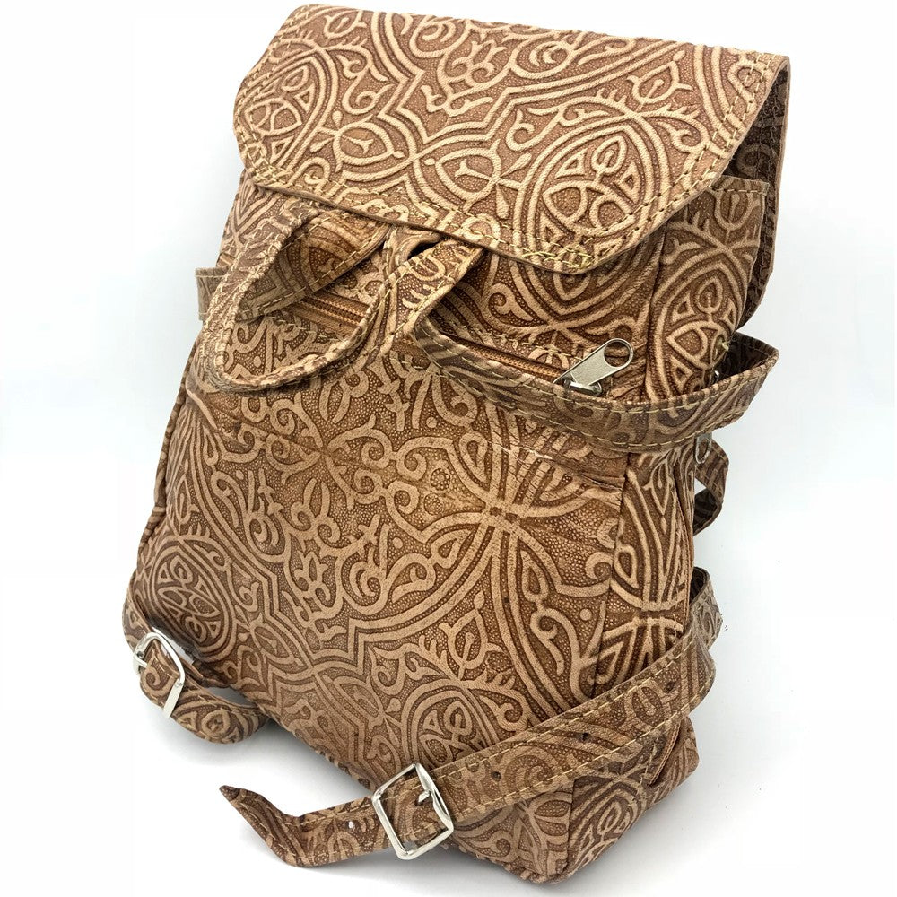 Mochila Cuero Repujada Pequeña - Modelo Camel - 6 Bolsillos